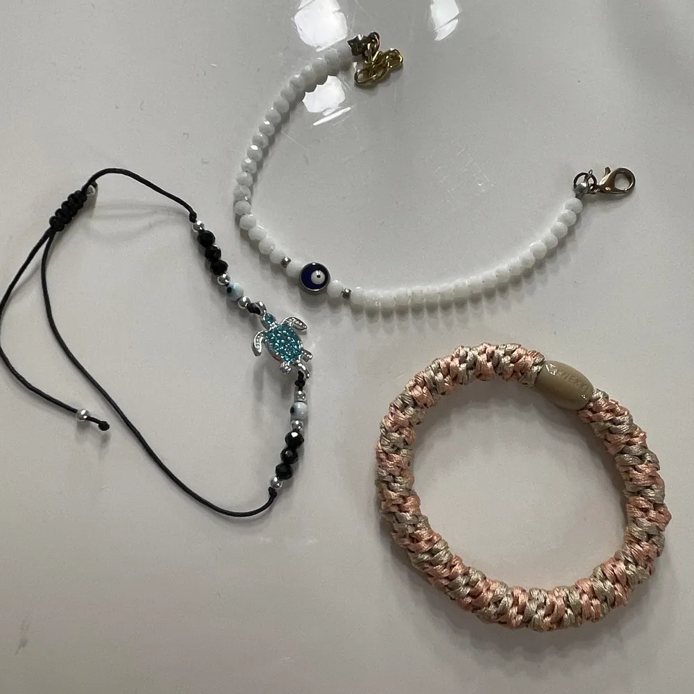 Hejj! Säljer mina jättefina smycken, en knecki och två armband, pris kan diskuteras!💓💓. Asusteet.