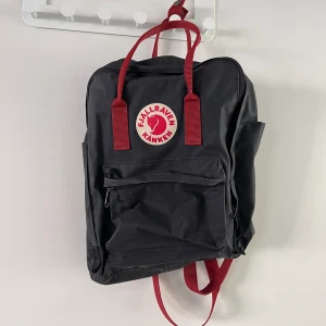 Fjällräven väska  - Fjällräven väska i fint skick som aldrig kommer till användning. Ny pris 1500kr Stolek classic. 