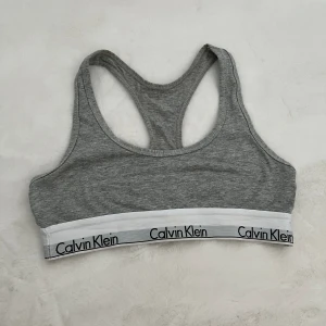 Topp - Topp från Calvin Klein, knappt använd, köpt på Plick🤍✨