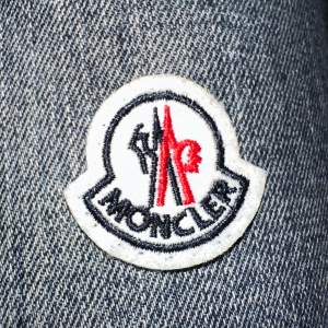 Moncler Logo som man kan sy ihop