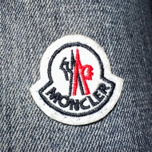 Moncler Logo - Moncler Logo som man kan sy ihop