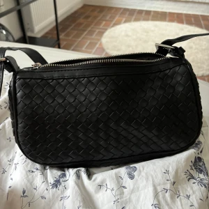 Såå fin väska från Gina Tricot - Fin väska från Gina Tricot. Den har tyvärr inte kommit till användning. Så den är som ny💞💞  Priset går att diskutera vid snabb affär😊💕💞