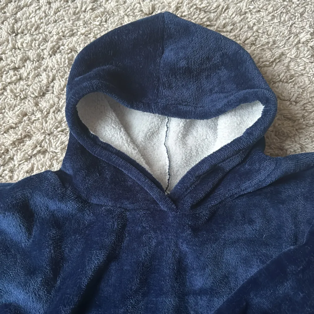 Säljer en oversized hoodie i mjukt mörkblått fleecetyg (vit insida). Perfekt för mysiga hemmakvällar! One-size   Mycket fint skick! . Hoodies.