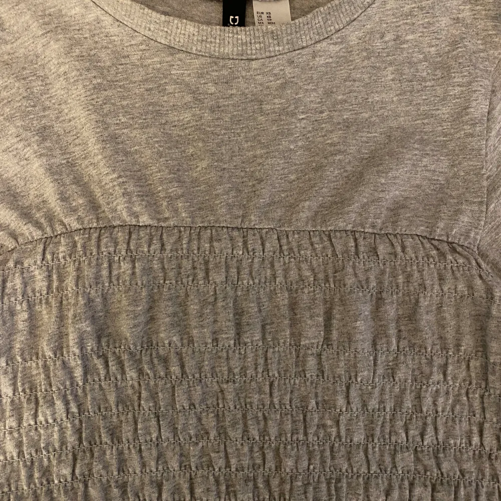 Säljer denna söta tröja eftersom den är för liten! Använt 5 gånger max.  En sömm har gått upp mitt på tröjan som man kan se på två sista bilderna🥰🥰. T-shirts.