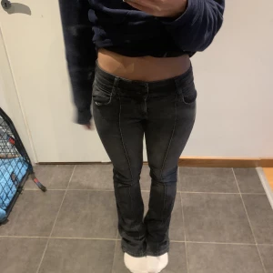 Bershka jeans - Säljer mina lågmidjade bootcut jeans från berska då de inte kommer till användning. Köpte de för 400kr. Dom är i stretchigt material och väldigt sköna! De hade gått sönder vid fickan men jag sydde ihop dom och sömmen syns  knappt (bild 3)💕