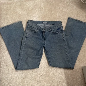 Lågmidjade bootcut jeans - Snygga jeans som är köpta vintage, passade tyvärr inte därav säljer jag. Skriv för mer bilder eller mått