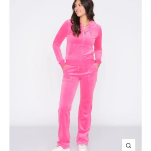 Rosa juicy sett - Säljer hela detta sättet. Köpt här på Plick men fortfarande som nytt. (Knappt använd) säljer då de inte alls kommer till användning. (Bilderna är från juciys hemsida) kom privat för egna bilder.🩷