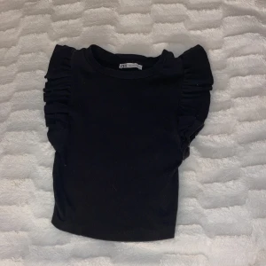 Zara tröja  - Säljer denna zara tröja. Med volanger vid axlarna.  endast använd 2-3 gånger. Nyskick. Skriv priv om man vill ha fler bilder 