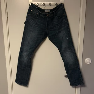 Jack and Jones jeans  - Ganska använda jeans från Jack and Jones. Slim fit med en trasig design.   Storlek: W32 L30