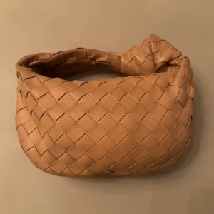 Bottega väska  - Mini jodie bottega väska   Dustbag medföljer. OBS köpt second hand! Äkthetsbevis  finns därav ej tyvärr. 