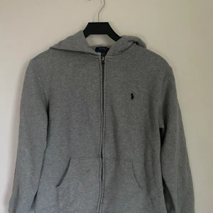 Ralph lauren zip - Tja! Säljer min gråa Ralph lauren zip nu som är lite använd, skulle säga 8/10 skick. Tröjan passar du som är mellan 160-170 cm. Hör av er vid frågor!