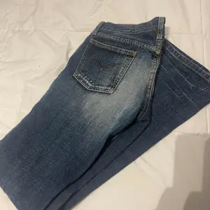 Super snygga helt nya lågmidjade jeans! W27,L34 Säljer då dem är för små! Nypris 900kr säljer för 600kr💗säljer även ett par i W28!
