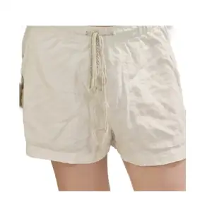 Jättefina linne shorts som aldrig kommit till användning. Jag skulle söga att storleken är S! Står tyvärr inget märke elr storlek 💘 Passar bra till sommaren! 