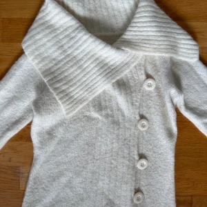 Stickad unik off-shoulder tröja  - Bra kvalitet! 