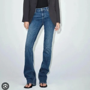 Zara jeans - Säljer dessa eftertraktade lågmidjade jeans från zara då jag aldrig använt dom. Jeansen är i storlek 36, skriv för fler bilder.