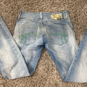 Lågmidjade tommy hilfiger jeans - I bra skick från tommy hilfiger, skit snygga fickor!!