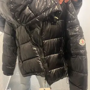 Helt ny moncler jacka inte använd en enda gång. Skriv om ni undrar nått annat 