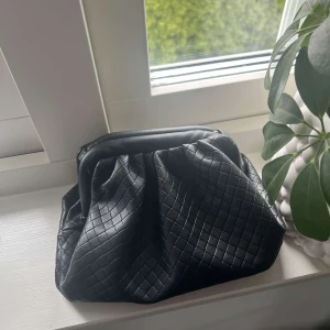 VÄSKA 🌟🌟🌟🌟 - kollar intresset på min väska/clutch 💕 vet tyvärr inte vart den är från men superbra skick!!!! Har ett långt band och ett kort band och man kan lägga i båda i väskan om man vill av utan