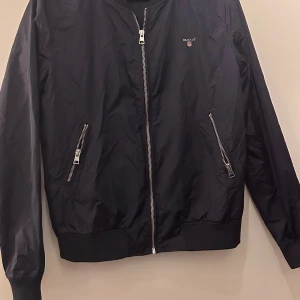 Gant vårjacka  - I väldigt bra skick, använts 2 gg. Storlek M, marinblå. 