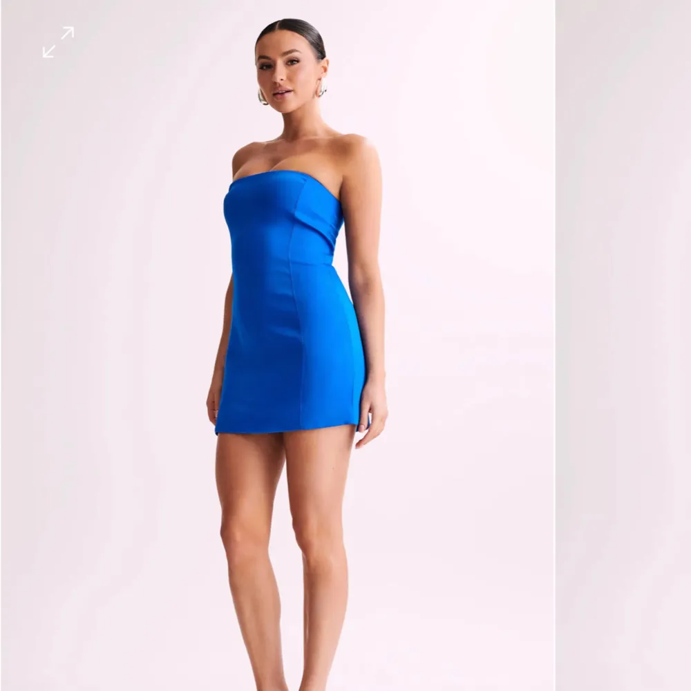 Starkt blå tubklänning (miniklänning) från Meshki i storlek S. Köpt för 85 USD. Perfekt klänning att ha med utomlands eller ha som festklänning tex! Klänningen är endast provad. Sista bilden är lånad från Alva Blomdahl. Tar bud!. Klänningar.