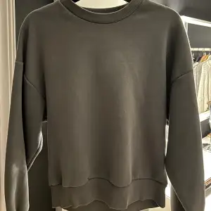 Säljer denna mörkgråa sweatshirt från Gina tricot!  Säljs inte längre, men säljer för 150kr+frakt🩶