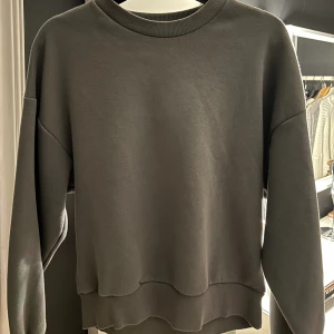 Sweatshirt - Säljer denna mörkgråa sweatshirt från Gina tricot!  Säljs inte längre, men säljer för 150kr+frakt🩶