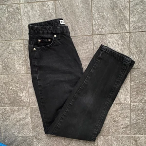 Stentvättade jeans - Stentvättade jeans från Gina Tricot i storlek S men är väldigt stora i storleken så den är mer M-L. 