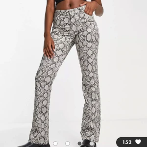 Skinnbyxor - Skitsnygga orm skinnbyxor från weekday❤️‍🔥