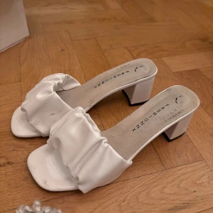 Klackskor  - Knappt använda, ca 6cm klack!!