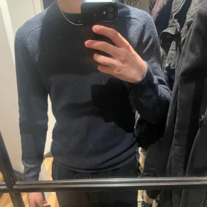 Selected homme ulltröja - Säljer min marinblåa tröja från selected homme som är i 100% ull. Den är totalt felfri men använd kanske 7-10 gånger. Det är en small men den sitter mer som en m. Passar bra på mig som är 184. Nypris ligger runt 700. Skriv om du har frågor🙌🏻
