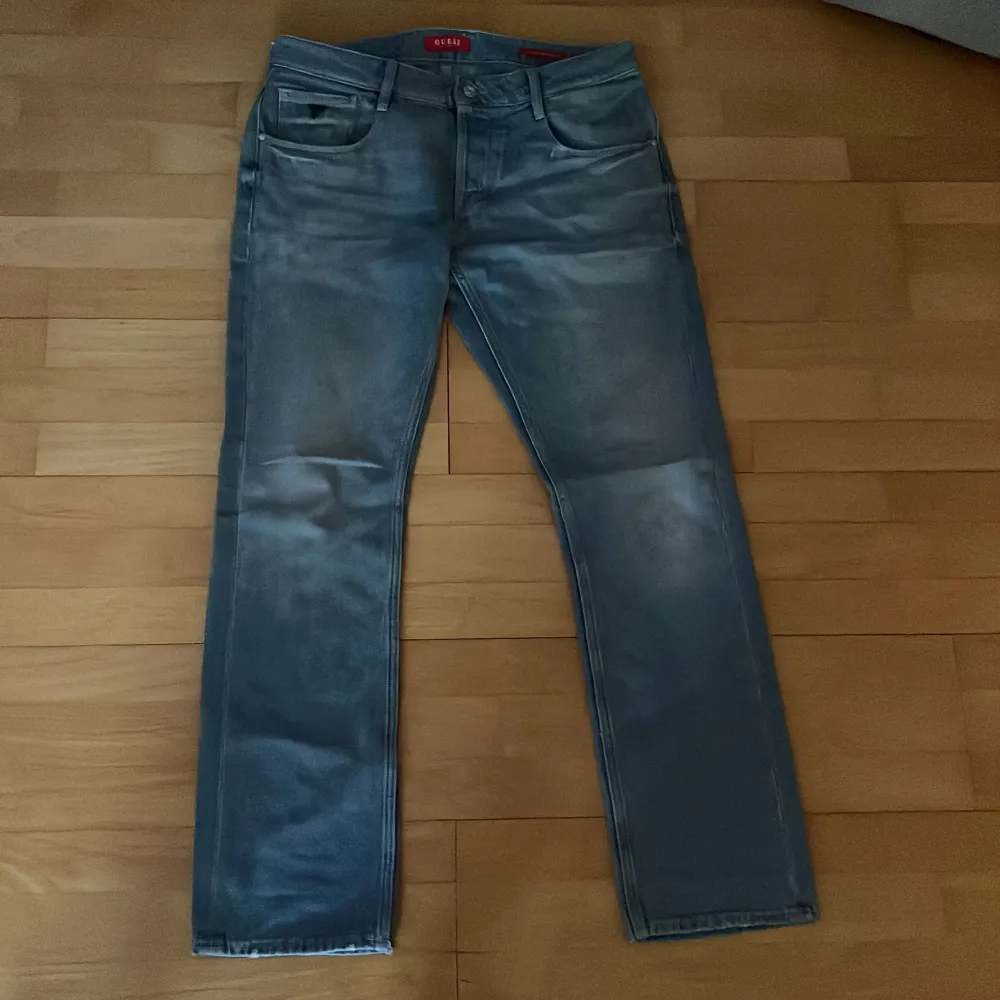 Riktigt fräscha Guess jeans i nyckick i storlek 34. Modellen heter low rise slim straight. Nypris 1500 kr. Hör av er vid minsta fundering!. Jeans & Byxor.
