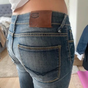 Blåa Jeans - Bra skick, nästan aldrig använda. As snygg tvätt, low waist.  Modell på bilden är 170 Lägg ett bud!