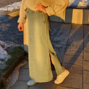 Skön lång jeanskjol - Skön jeanskjol i stretchig demin. Knappt använd.  St 36, men passar även en 34.  95 cm lång,  72 cm i midjan. Slits på båda sidor.