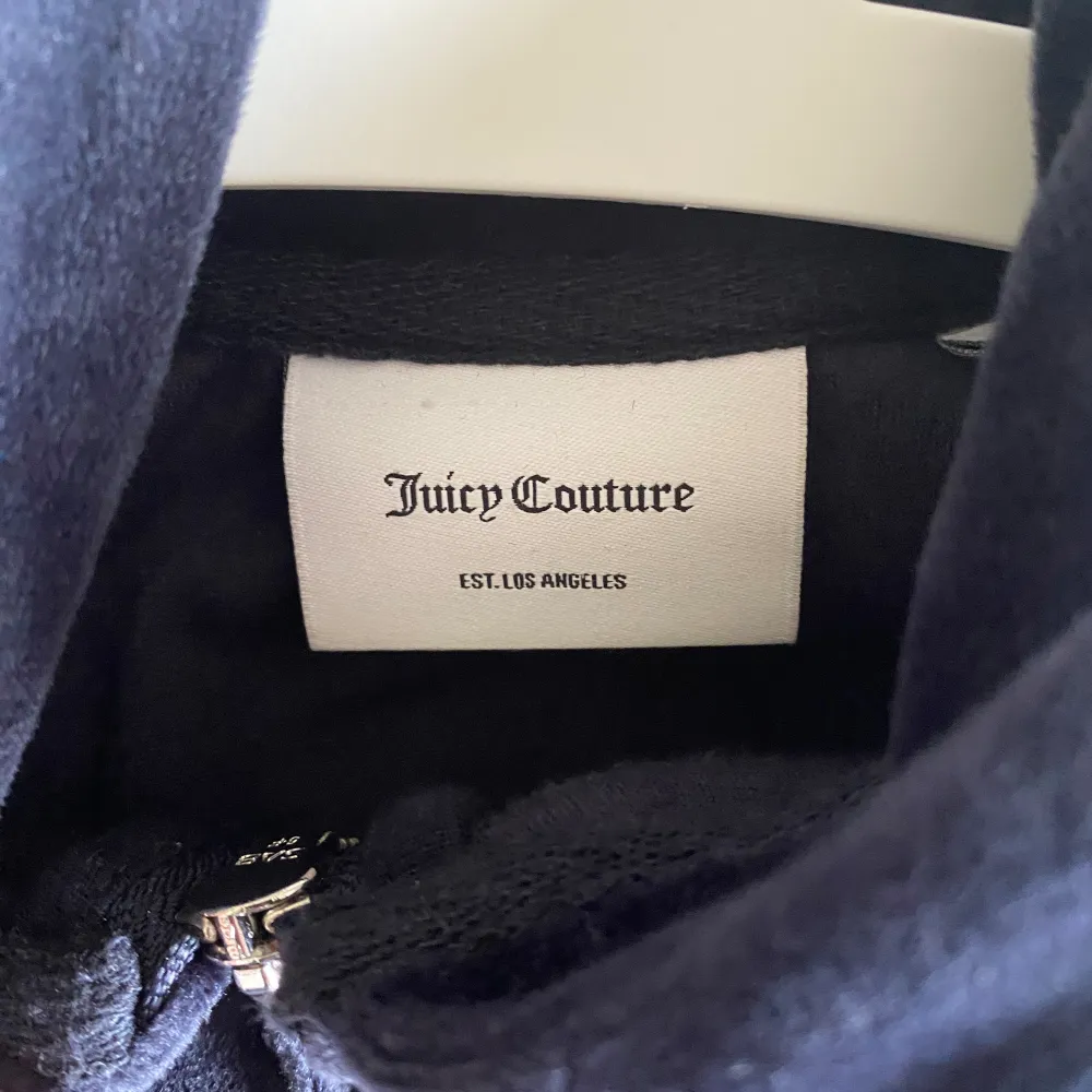 Midnattsblå zip-hoodie i klassiskt material. Äkta Juicy Couture. Använd fåtal gånger. Nypris 695 kr. Hoodies.
