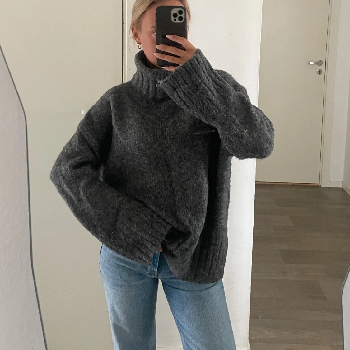 grå stickad tröja