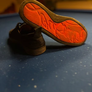 Christian Louboutin skor - Hej jag säljer nu ett par Christian Louboutin skor utan spikar i bra skick 8/10. [Tar även emot byten]. om ni vill ha mer bilder tveka inte att höra av er! 