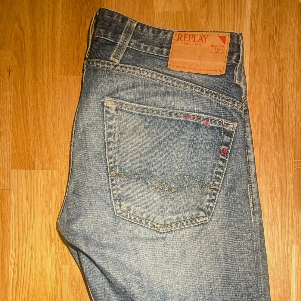 Jätte trendiga och snygga replay jeans, är som nyskick men har en liten mindre deffekt längst ner. Nypris: 1500kr. Mitt pris: 380. Om du har någon fundering eller vill ha flera bilder, skriv direkt!. Jeans & Byxor.