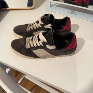 Zadig Voltaire  - Ett par sällsynta Zadig Voltaire skor. Är i bra skick och säljes billigt! Perfekta för sommaren och är sköna. Strlk 42