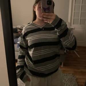 Tröja - Sweatshirt med ränder på, tunt material inga tecken på användning. Lite stretchig