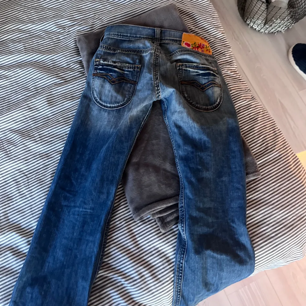 Skitsnygga lågmidjade Replay jeans, säljer för att de inte kommer till användning längre. Nypris ca 2000, säljer för 850 men pris går att diskutera. Jeans & Byxor.