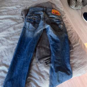 Skitsnygga lågmidjade Replay jeans, säljer för att de inte kommer till användning längre. Nypris ca 2000, säljer för 850 men pris går att diskutera