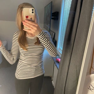 Randig långärmad tröja - Jättefin tight randig tröja från h&m. Perfekt längd i armen och sitter kroppsnära, perfekt som vardagströja och passar med mycket, bara och skriva för fler bilder eller annan information💕kan mötas upp i Örebro😚