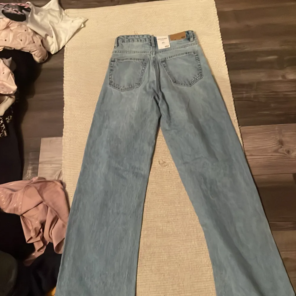 Jag köpte ett par jeans som aldrig kom till användning. Jag köpte dom för 300kr, Dom är bara testade en gång 🫶🌸pris går och diskutera🎀. Jeans & Byxor.
