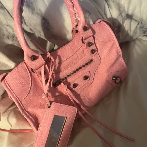 Balenziaga liknande väska  - INTRESSEKOLL på denna skiiitsnygga väska som liknar Balenziaga city bag. Perfekta färgen till sommaren. 