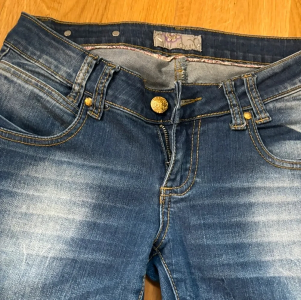 Snygga lågmidjade jeans, smått bootcut! Bra skick! 💕💕💕midjemått 36 cm och ytterbenslängd 105 cm!. Jeans & Byxor.