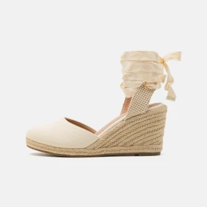 Espadriller  - Säljer espadrillos köpte på Zalando för ca 1 år sedan, men som nya! Storlek 36. Klackhöjd är 8 cm. Skriv om ni vill ha fler bilder. Pris går att diskuteras 💓