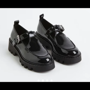 Chunky Loafers HM - Säljer dessa helt nya glansiga skorna! Storlek 40 🫶🏼