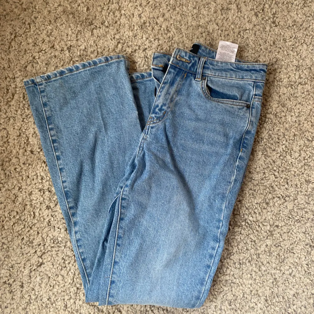 Flared vero Moda jeans med slits ner till, sparsamt använda- jättefint skick!. Jeans & Byxor.