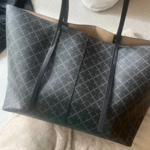 By Malene Birger - Väskan är använd ett fåtalgånger. I väldigt gott skick 💕 Defekt: fläck inne i väskan. 