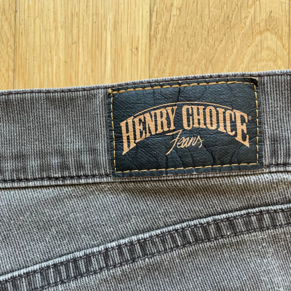 Gråa jeans med lätt bootcut från Henrys choice. Storlek L sitter som 31/31. Pris kan diskuteras vid snabb affär😄. Jeans & Byxor.